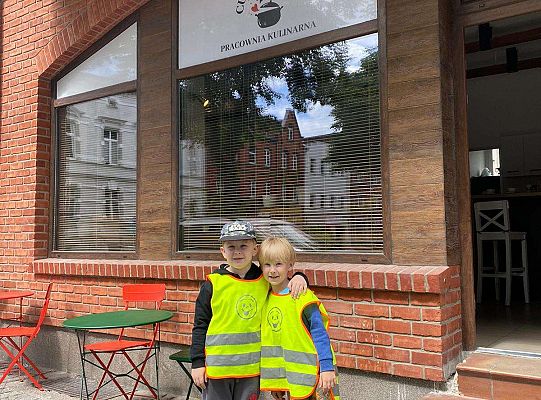Chłopcy przed restauracją