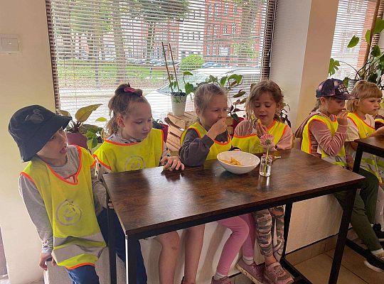 Dzieci jedzą pyszne danie