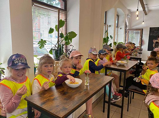 Dzieci jedzą pyszne danie