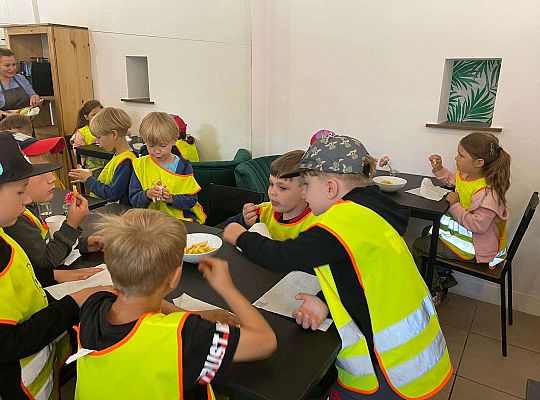 Dzieci jedzą pyszne danie