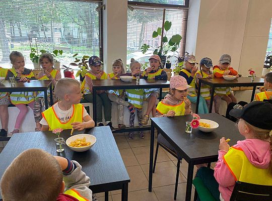 Dzieci jedzą pyszne danie