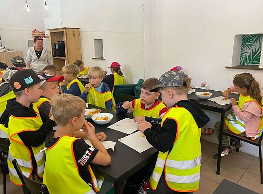 Dzieci jedzą pyszne danie