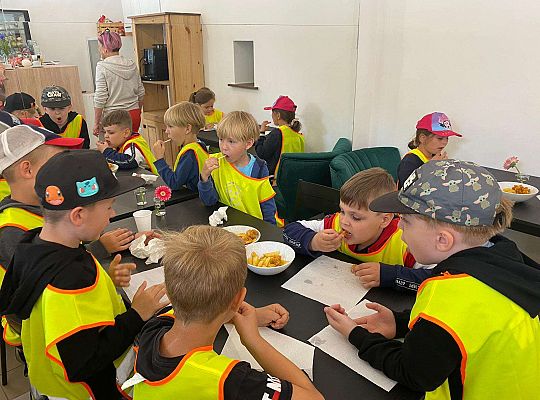 Dzieci jedzą pyszne danie