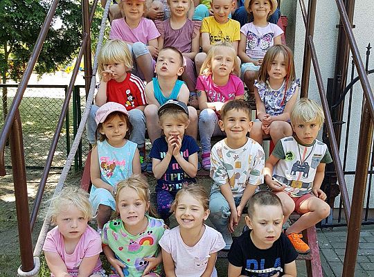 Zdjęcie grupowe na schodach