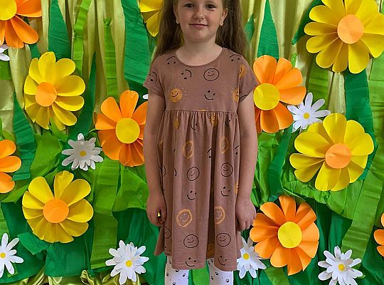 Solenizantka na tle dekoracji