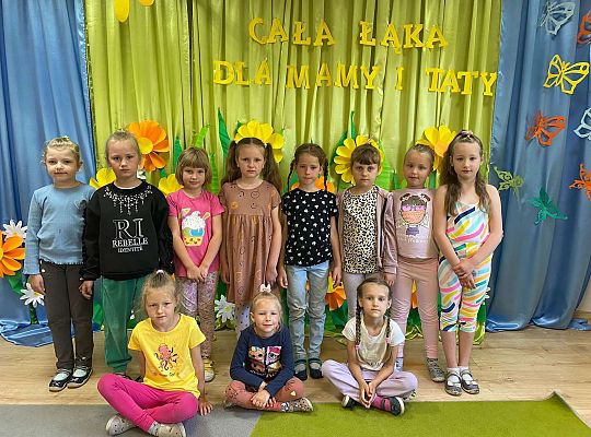 Grupa dziewczynek z solenizantką