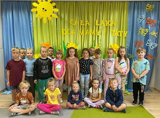 Grupa dzieci z solenizantką