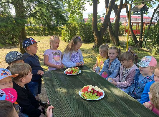 Dzieci przy urodzinowym poczęstunku
