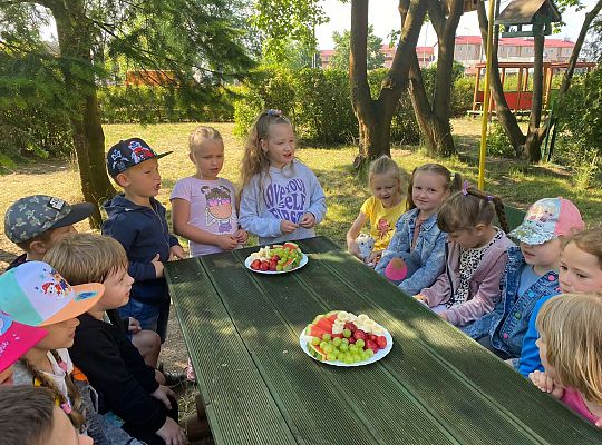 Dzieci przy urodzinowym poczęstunku