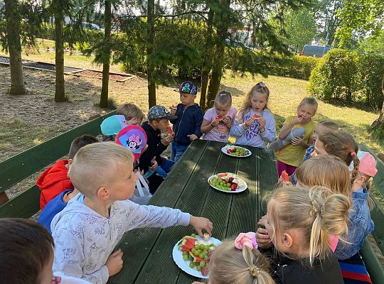 Dzieci przy urodzinowym poczęstunku