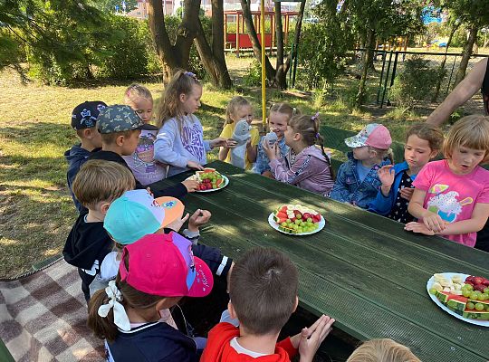 Dzieci przy urodzinowym poczęstunku