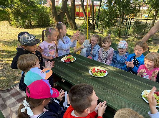 Dzieci przy urodzinowym poczęstunku