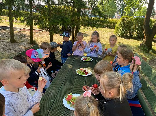 Dzieci przy urodzinowym poczęstunku