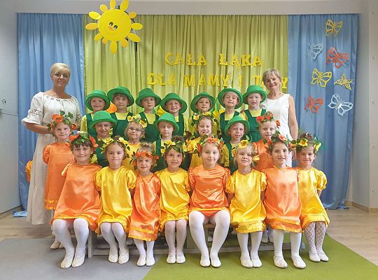 Grupa dzieci z wychowawczyniami