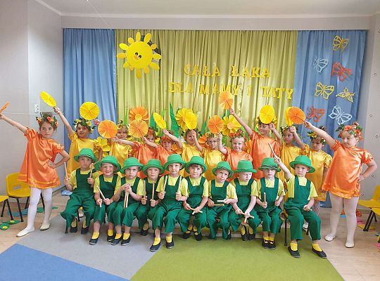 Grupa dzieci na tle dekoracji