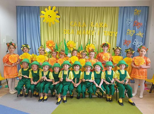 Grupa dzieci na tle dekoracji