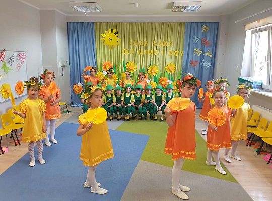 Dziewczynki w tańcu