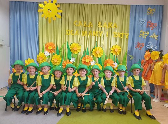 Grupa chłopców na tle dekoracji