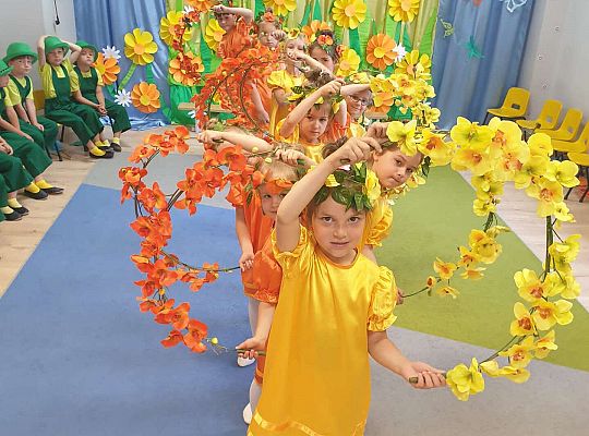 Dziewczynki w tańcu