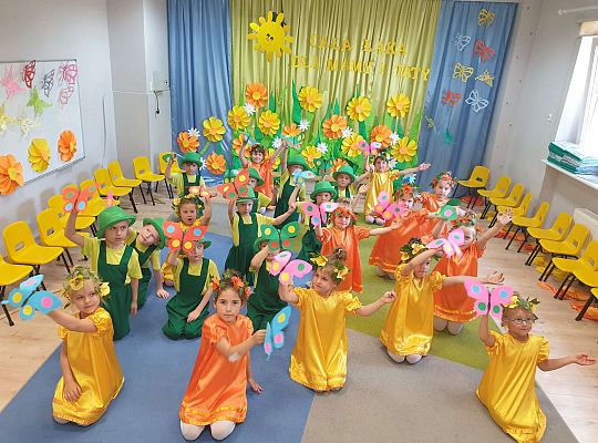 Grupa tańczących dzieci