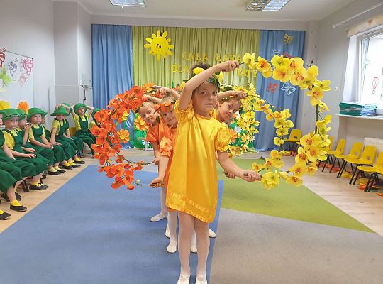 Dziewczynki w tańcu