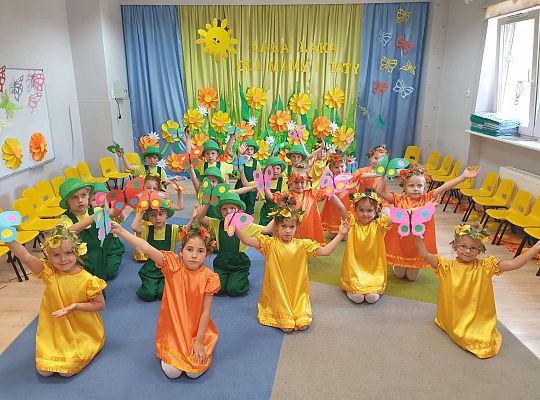 Grupa tańczących dzieci