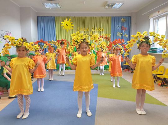 Dziewczynki w tańcu