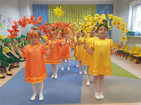 Dziewczynki w tańcu