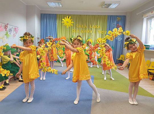 Dziewczynki w tańcu