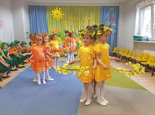 Dziewczynki w tańcu