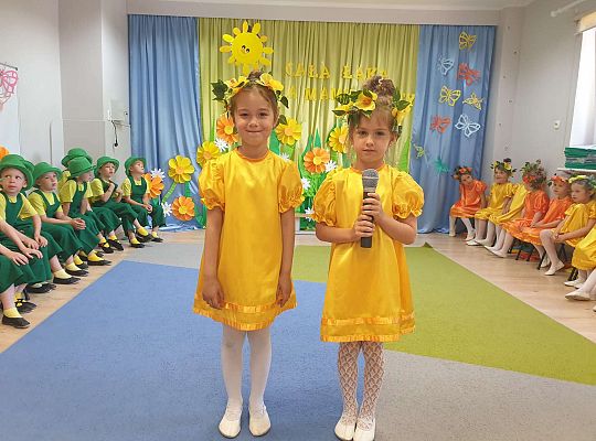 Dziewczynki mówią wierszyki