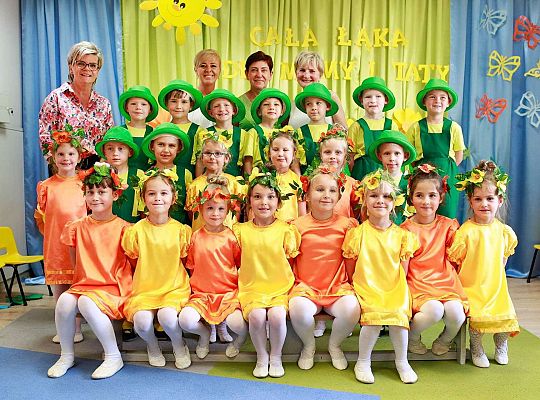 Grupa dzieci na pamiątkowym zdjęciu