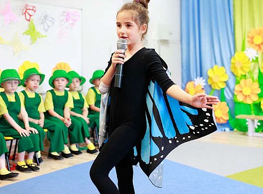 Dziewczynka mówi wierszyk