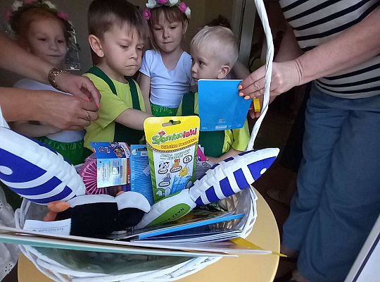 Dzieci wybierają upominki