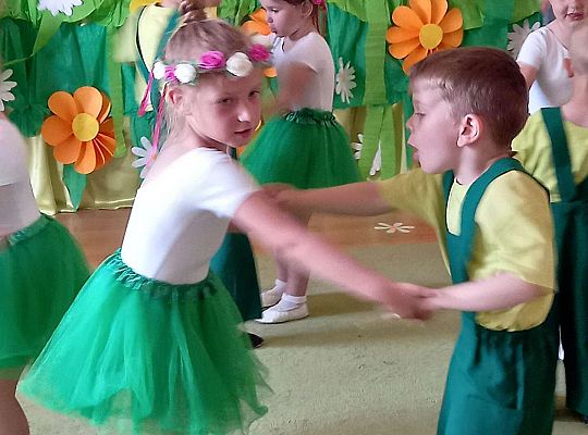 Dzieci tańczą
