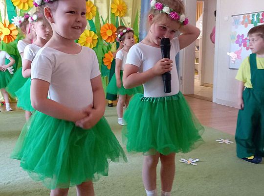Dzieci tańczą