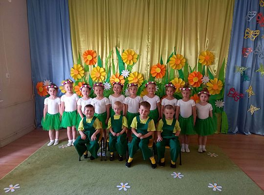 Dzieci ustawione w grupie