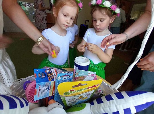 Dzieci wybierają upominki