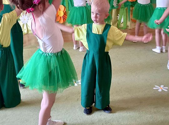 Dzieci tańczą