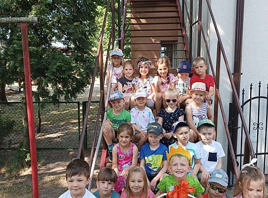 Grupa dzieci z solenizantem