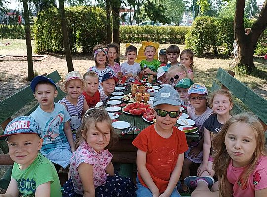 Dzieci przy urodzinowym stole