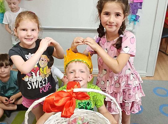 Dwie dziewczynki z solenizantem