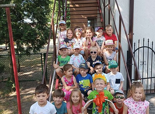 Grupa dzieci z solenizantem