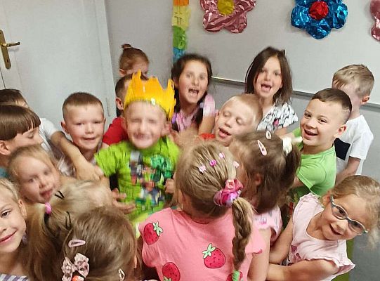 Solenizant z grupą dzieci