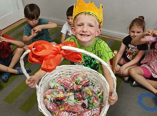 Solenizant z podarunkami