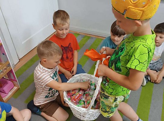 Solenizant częstuje dzieci