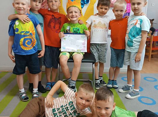 Solenizant z grupą chłopców