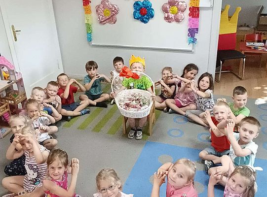 Solenizant z grupą dzieci