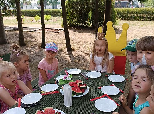 Dzieci przy urodzinowym stole