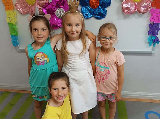 Solenizantka z koleżankami